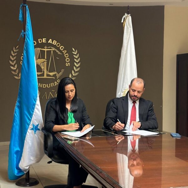Colegio de abogados firmando